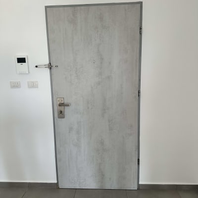 דלת עם ציפוי אפור ומנעול כסוף