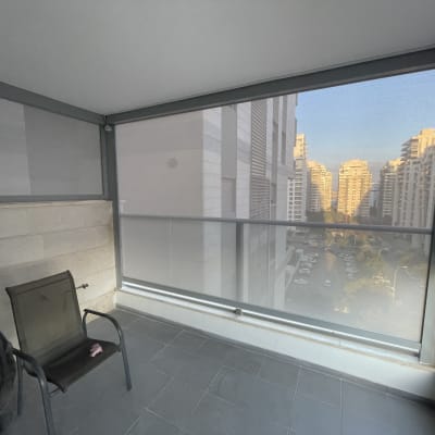 מרפסת עם סוככים נגללים ונוף עירוני