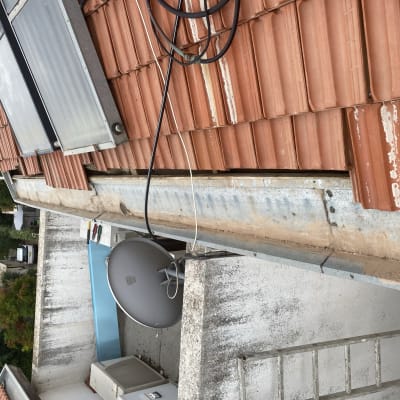 רעפים אדומים על גג עם קולטי שמש