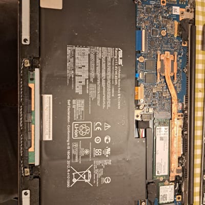 מחשב נייד פתוח עם רכיבים פנימיים גלויים