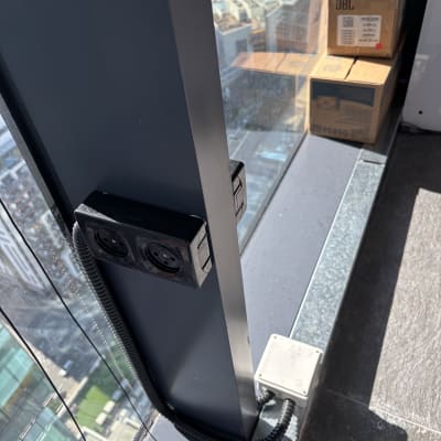 שקעי חשמל מותקנים ליד חלון זכוכית