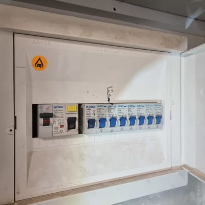 לוח חשמל עם מפסקים וחוטים חשמליים