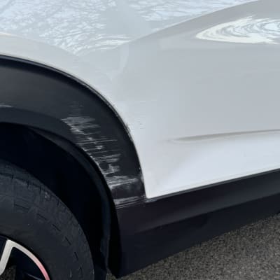 שריטות על פגוש רכב לבן