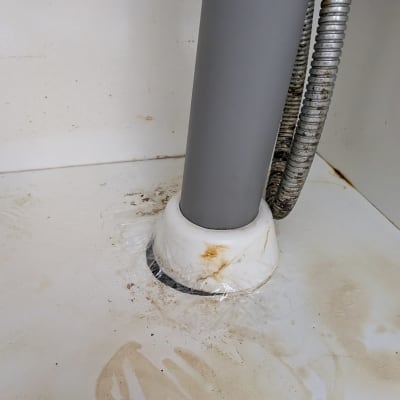 צינור אפור עם חיבור מתכת על רקע לבן