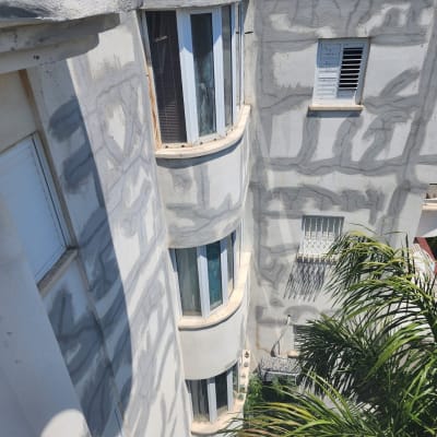 קירות בניין עם איטום אפור סביב חלונות