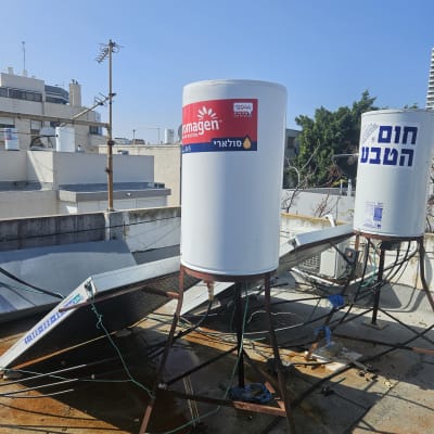 דודי שמש על גג עם קולטים ומיכלים