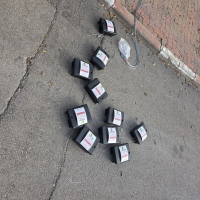 מלכודות מזיקים מונחות על המדרכה