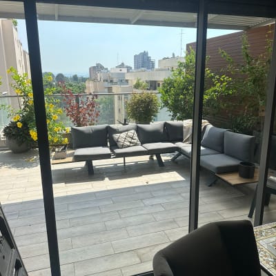 מרפסת עם דלת זכוכית ונוף עירוני