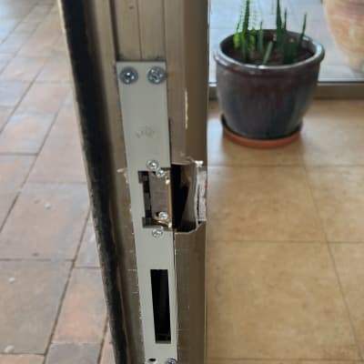 מנעול דלת מתכת עם ברגים מותקנים