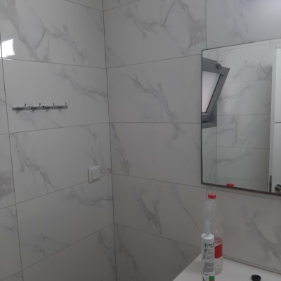 בקבוק דבק על כיור בחדר אמבטיה משופץ