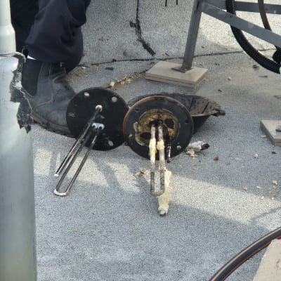 חלקי דוד שמש מפורקים על גג