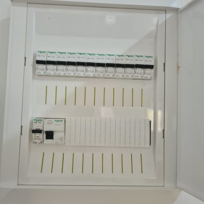 לוח חשמל עם מפסקים של שניידר אלקטריק