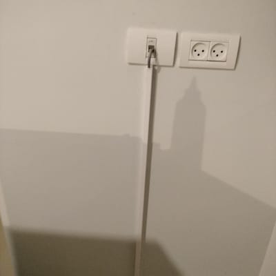 שקע רשת וכבל מחובר לקיר