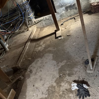 כבלים וציוד מתחת לגג, כפפות עבודה על הרצפה