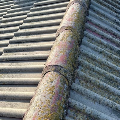 גג רעפים עם צינור אוורור וחיפוי ישן