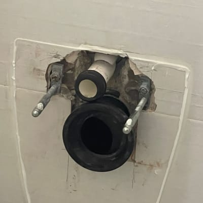 צינור ביוב חשוף בקיר עם חיבורים