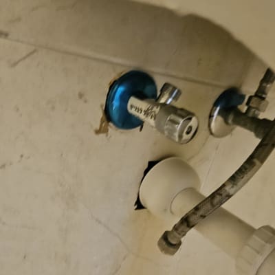 ברזים וצינורות מתחת לכיור בחדר אמבטיה