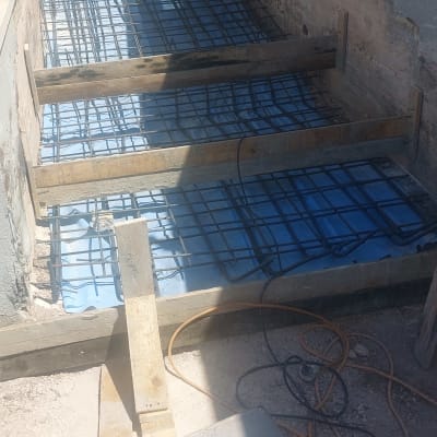 עבודת בנייה עם רשת ברזל ועץ
