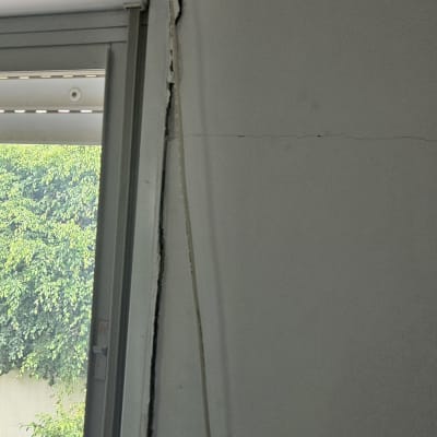 קיר עם סדק ליד חלון, קשור לאיטום