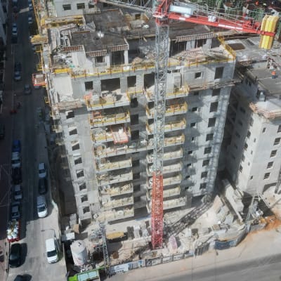 אתר בנייה עם מנוף ומבנה בבנייה