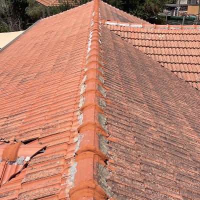 גג רעפים עם תיקוני איטום ונוף הררי