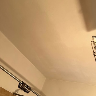 תקרה צבועה בצבע בהיר עם צללים