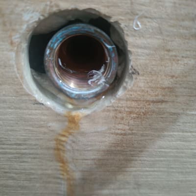 צינור מתכת עם סימני חלודה ודליפה