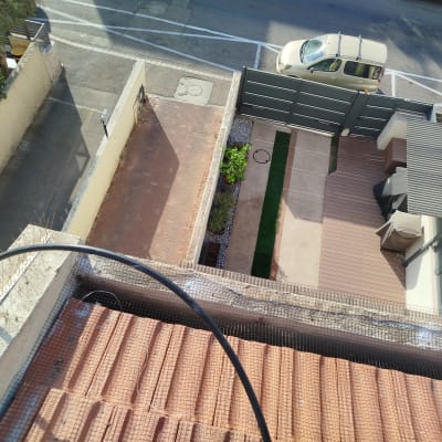 תמונה של עבודה בגובה עם רשת על גג