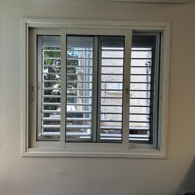 חלון אלומיניום עם תריסים אופקיים