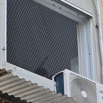 רשת מגן על חלון למניעת כניסת יונים