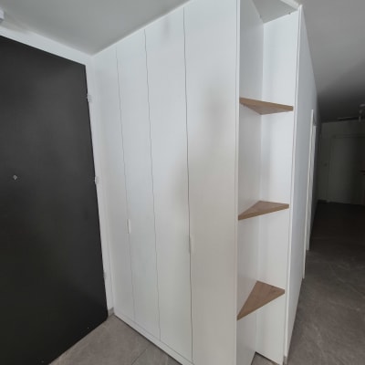 ארון לבן עם מדפים פתוחים בצד