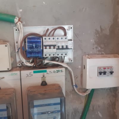 לוח חשמל עם מפסקים וחוטים חשמליים