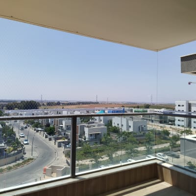 רשת יונים מותקנת במרפסת עם נוף עירוני