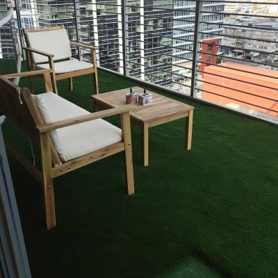 מרפסת עם דשא סינתטי וריהוט גן מעץ
