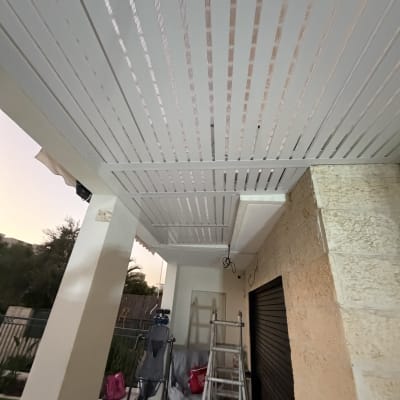 פרגולה מאלומיניום עם סולם וכלים באתר עבודה