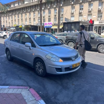 מכונית ניסאן כסופה החונה ברחוב עירוני
