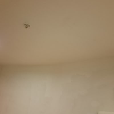 תקרה עם תאורה ומעטפת פלסטיק אדומה