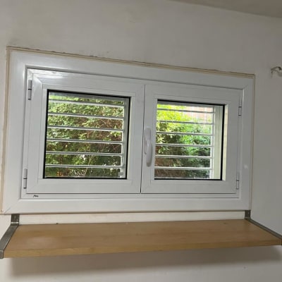 חלון אלומיניום עם תריסים פנימיים