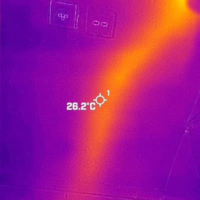 תמונה תרמית של קיר עם חום דולף