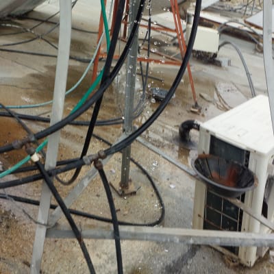 כבלים וצינורות מחוברים למתקן חיצוני על גג