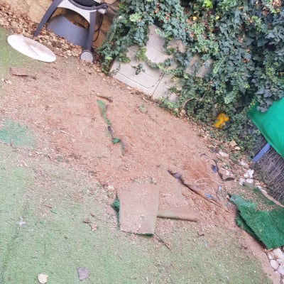 אדמה חשופה עם דשא מלאכותי וכלי גינון