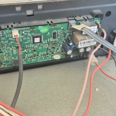 מעגל חשמלי עם חוטים מחוברים ללוח בקרה