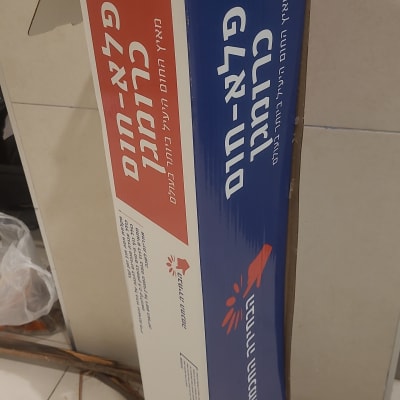 קופסת קרטון של דוד שמש עם כיתוב באנגלית ועברית