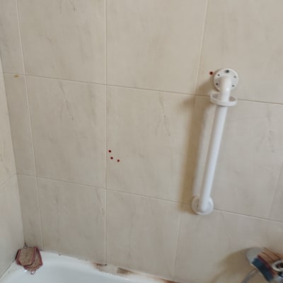 אמבטיה עם ידית אחיזה ומקלחת יד