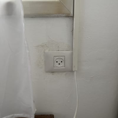 שקע חשמל בקיר עם כבל מחובר