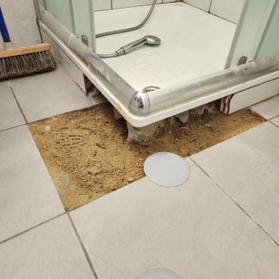 תיקון מקלחת עם רצפה פתוחה וכלי עבודה