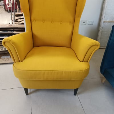 כורסה צהובה על רצפת אריחים בחנות רהיטים