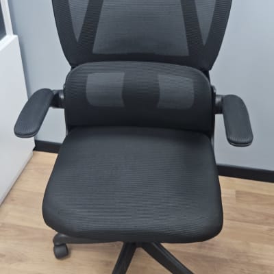 כיסא משרדי שחור עם גלגלים ומשענת ראש