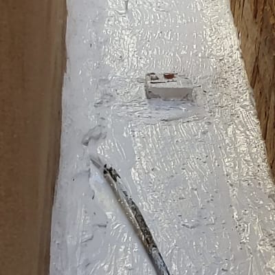 משטח אטום בלבן עם כלי עבודה