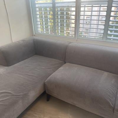 ספה אפורה ליד חלון עם תריסים